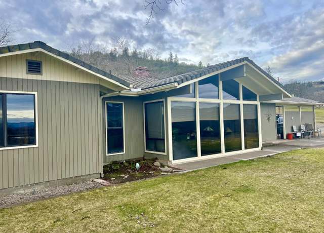 Property at 8085 Gold Ray Rd, Central Point, OR 97502, 3 beds, 2.5 baths