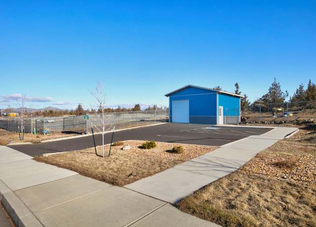 Property at 932 SE 4th Ct, Redmond, OR 97756