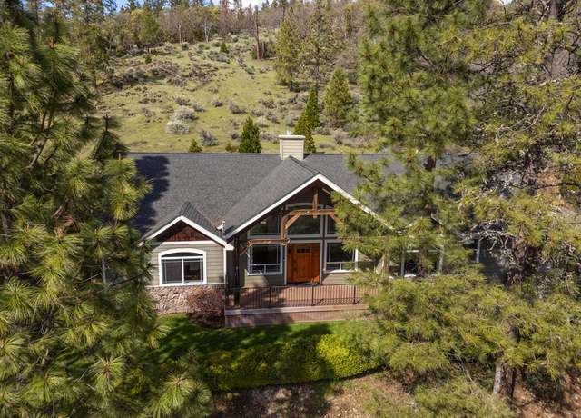 Property at 409 Valley View Dr, Rogue River, OR 97537, 3 beds, 2.5 baths