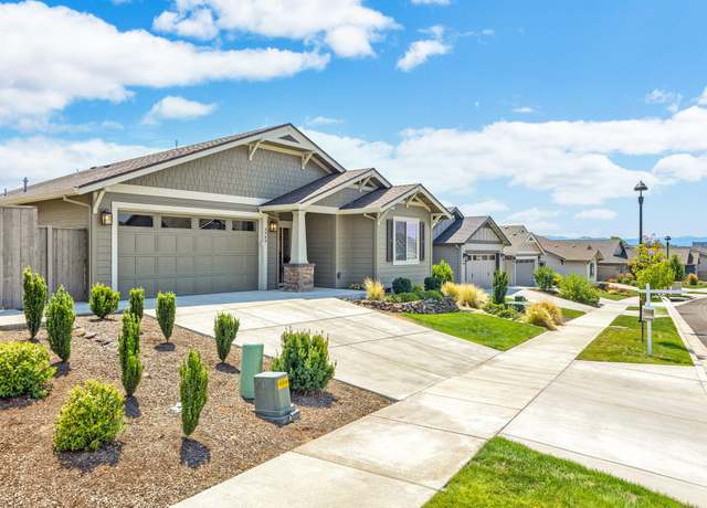 Property at 3960 Arizona Dr, Medford, OR 97504, 3 beds, 2 baths