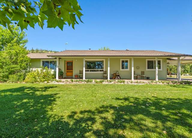 Property at 800 Hillandale Cir, Eagle Point, OR 97524, 3 beds, 2 baths