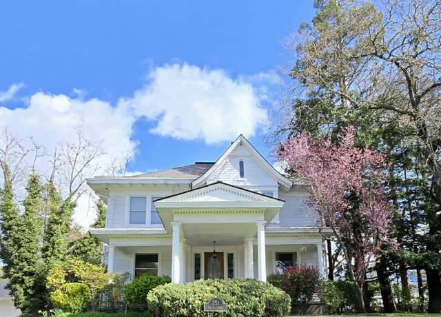 Property at 751 NW 4th St, Grants Pass, OR 97526, 5 beds, 2.5 baths