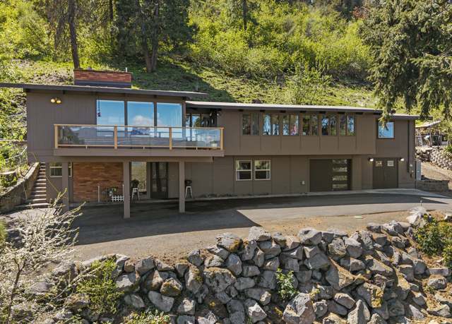 Property at 1215 Lakeshore Dr, Klamath Falls, OR 97601, 4 beds, 3 baths
