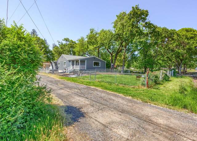 Property at 225 Wilson Rd, Central Point, OR 97502, 8 beds, 6 baths