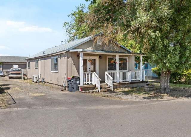 Property at 2226 Meadows Ln, Medford, OR 97501, 2 beds, 1 bath