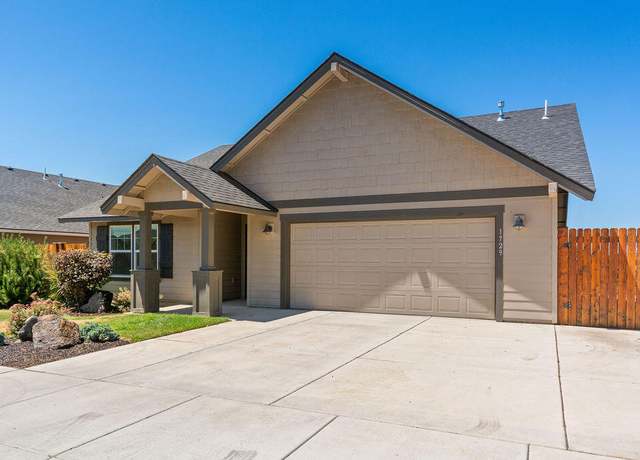 Property at 1729 NE 3rd Ct, Redmond, OR 97756, 3 beds, 2 baths