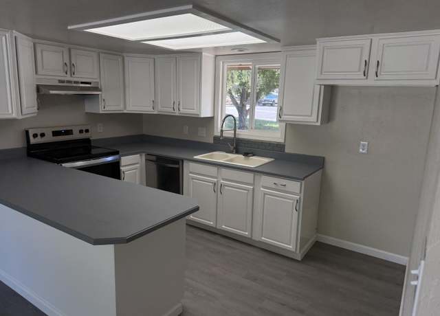 Property at 2660 Hawaiian Ave, Medford, OR 97504, 3 beds, 2 baths
