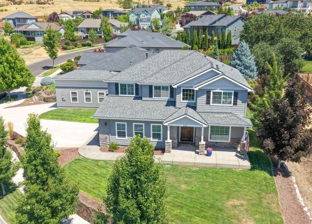 Property at 661 Forest Ridge Dr, Medford, OR 97504, 4 beds, 2.5 baths