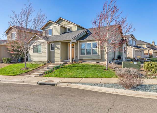 Property at 333 Clearview Dr, Talent, OR 97540, 3 beds, 2.5 baths
