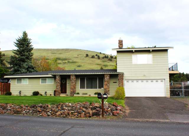 Property at 2003 Carlson Dr, Klamath Falls, OR 97603, 3 beds, 2 baths