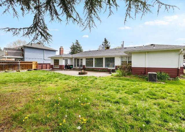 Property at 326 NE B St, Grants Pass, OR 97526, 3 beds, 2.5 baths
