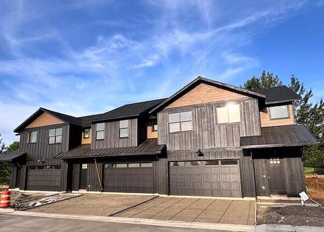 Property at 107 Golf View Dr, Eagle Point, OR 97524, 3 beds, 2.5 baths