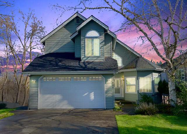Property at 900 Mystic Dr, Grants Pass, OR 97527, 4 beds, 3 baths