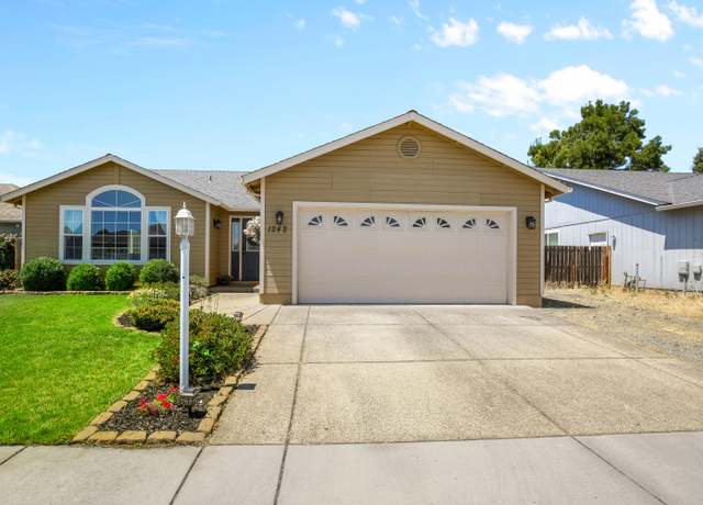 Property at 1242 Hawk Dr, Central Point, OR 97502, 3 beds, 2 baths