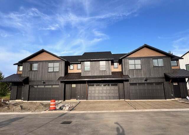 Property at 111 Golf View Dr, Eagle Point, OR 97524, 3 beds, 2.5 baths