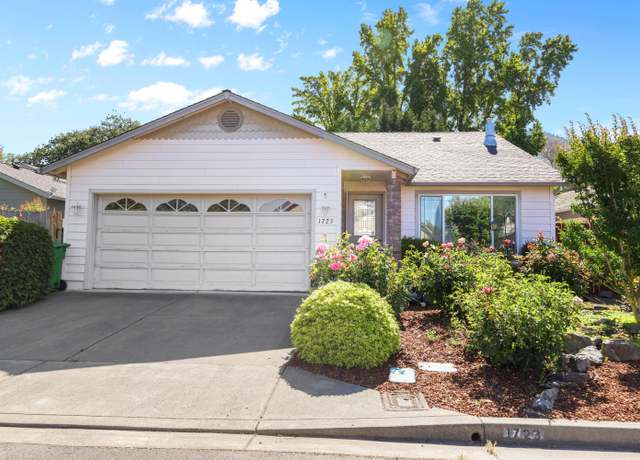 Property at 1723 SE Brookhurst Way, Grants Pass, OR 97527, 3 beds, 2 baths