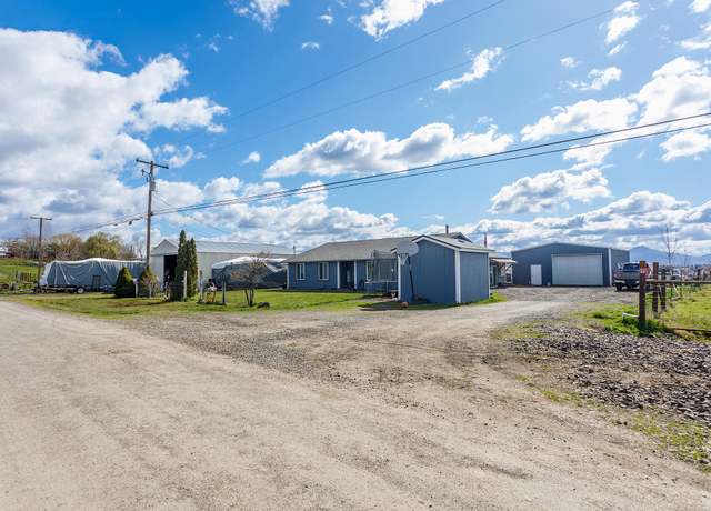 Property at 227 E Rolling Hills Dr, Eagle Point, OR 97524, 3 beds, 2 baths