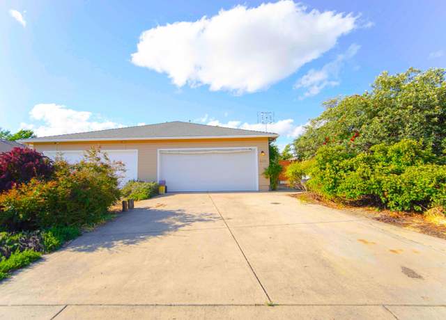 Property at 428 Crystal Dr, Eagle Point, OR 97524, 3 beds, 2 baths