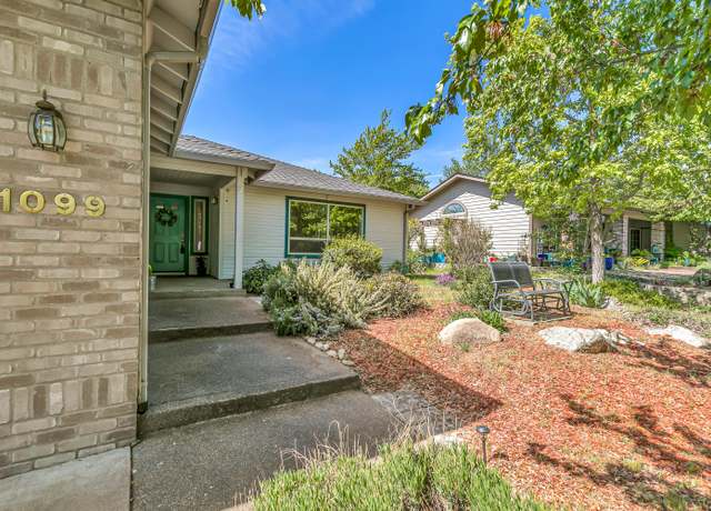 Property at 1099 Oak Knoll Dr, Ashland, OR 97520, 3 beds, 2 baths