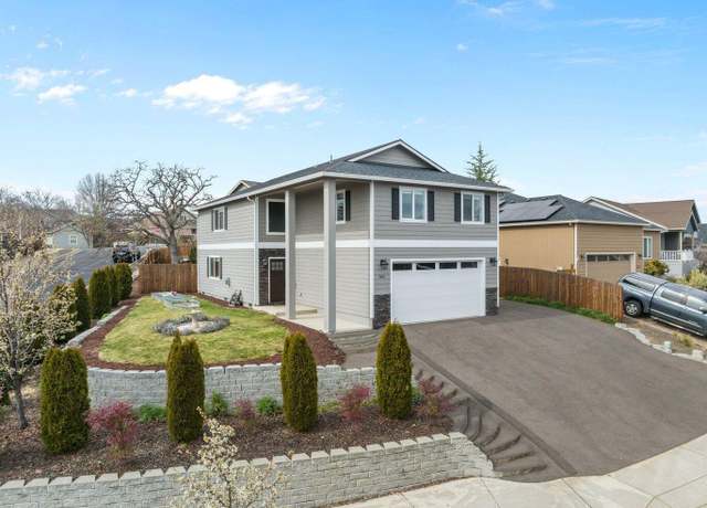 Property at 562 N Heights Dr, Eagle Point, OR 97524, 3 beds, 2.5 baths