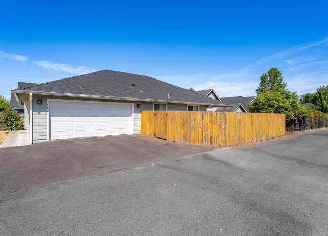 Property at 206 SE Grandview Ave, Grants Pass, OR 97527, 3 beds, 2 baths