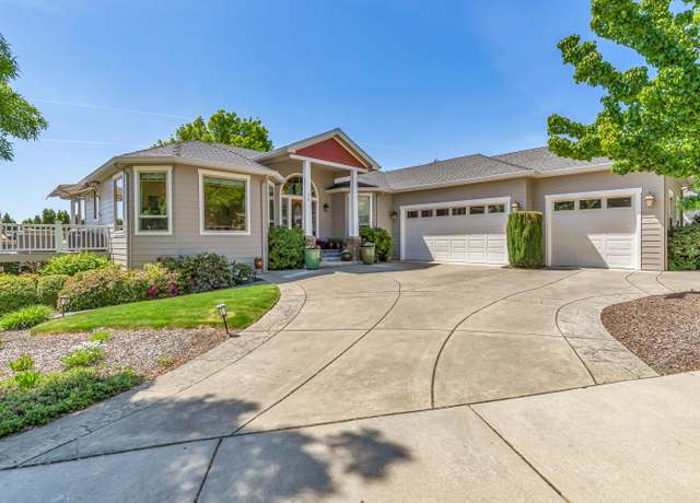 Property at 39 Greenmoor Dr, Eagle Point, OR 97524, 4 beds, 2.5 baths