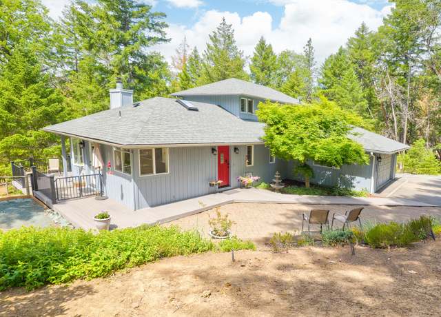 Property at 900 Shadow Hills Dr, Grants Pass, OR 97526, 3 beds, 2 baths