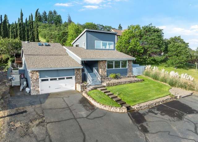 Property at 4400 Hillcrest Rd, Medford, OR 97504, 4 beds, 3.5 baths