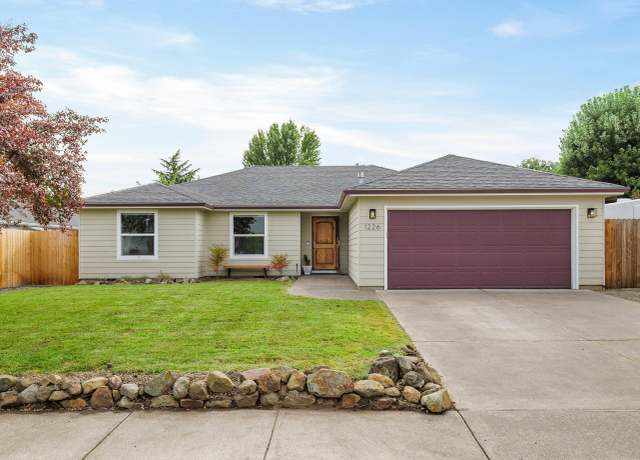Property at 1226 Marilee St, Central Point, OR 97502, 3 beds, 2 baths