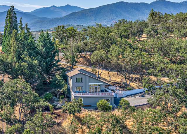 Property at 3235 Carriage Dr, Medford, OR 97501, 3 beds, 2.5 baths