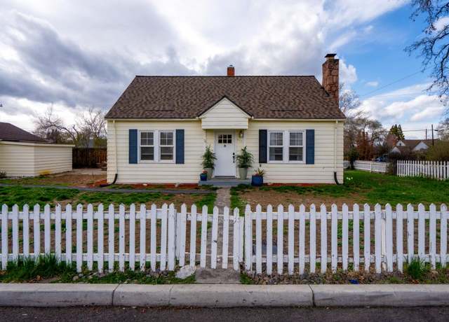 Property at 207 SW 12th St, Redmond, OR 97756, 3 beds, 2 baths