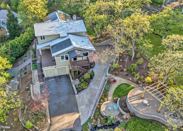 Property at 320 Coachman Dr, Jacksonville, OR 97530, 5 beds, 4 baths