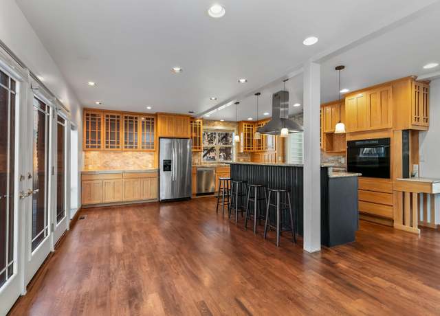 Property at 215 S Spruce St, Sisters, OR 97759, 7 beds, 3 baths