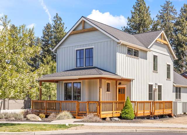 Property at 446 S Cottonwood St, Sisters, OR 97759, 2 beds, 3 baths