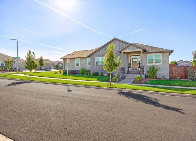 Property at 3240 Fallen Oak Dr, Medford, OR 97504, 4 beds, 3 baths
