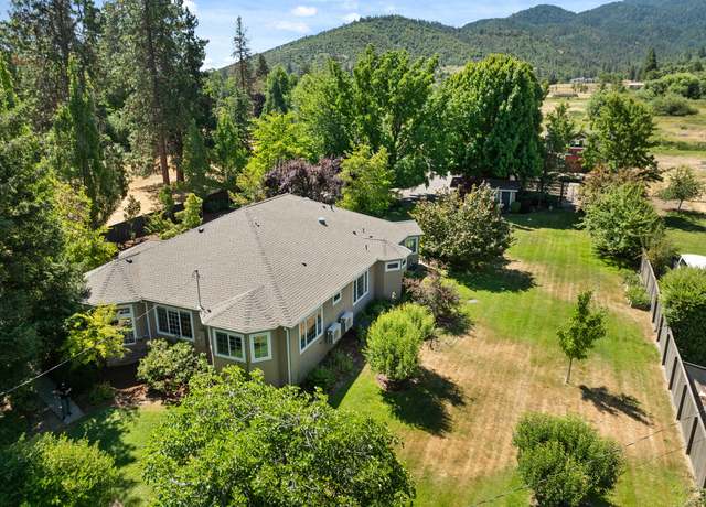 Property at 2570 Siskiyou Blvd, Ashland, OR 97520, 3 beds, 3 baths