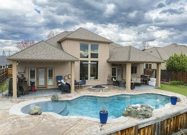 Property at 964 Pumpkin Ridge Dr, Eagle Point, OR 97524, 4 beds, 3 baths