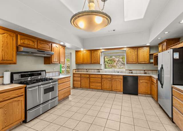 Property at 860 Fifth Ave, Gold Hill, OR 97525, 3 beds, 2 baths