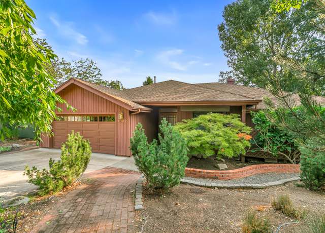 Property at 1042 Oak Knoll Dr, Ashland, OR 97520, 4 beds, 3 baths