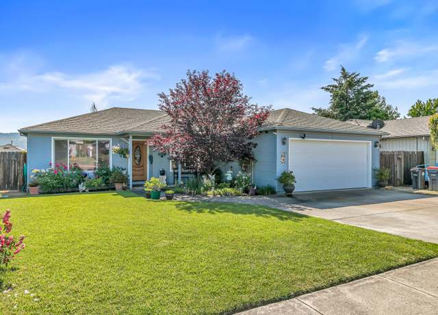 Property at 3840 Arrowhead Dr, Medford, OR 97504, 3 beds, 2 baths