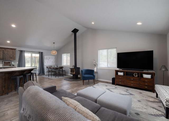 Property at 55659 Swan Rd, Bend, OR 97707, 3 beds, 2 baths