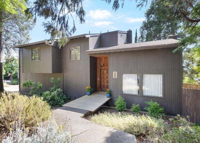 Property at 956 NE Beacon Dr, Grants Pass, OR 97526, 4 beds, 2.5 baths