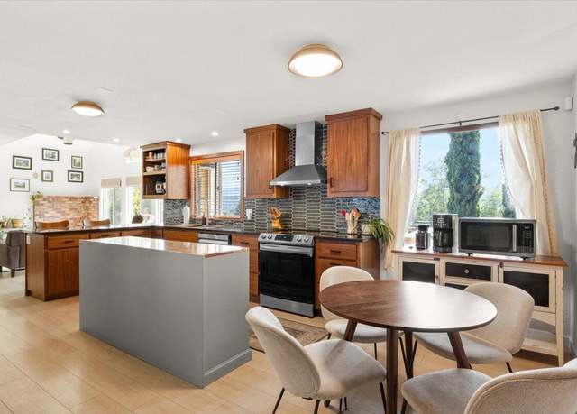 Property at 956 NE Beacon Dr, Grants Pass, OR 97526, 4 beds, 2.5 baths