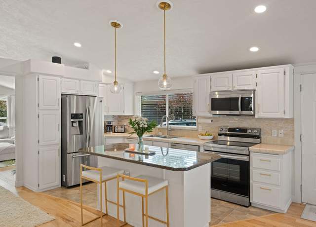Property at 1109 W Yapoah Crater Dr, Sisters, OR 97759, 3 beds, 2 baths