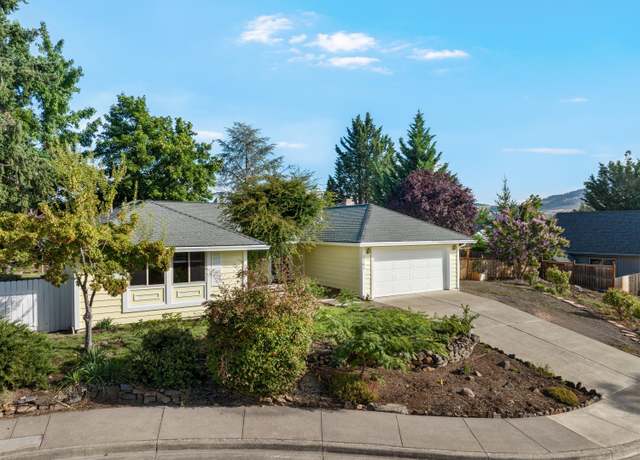 Property at 2761 Tonia Cir, Medford, OR 97504, 3 beds, 2 baths