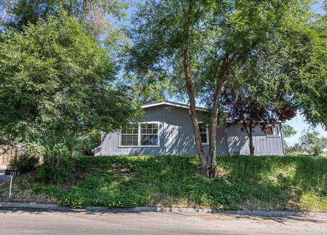 Property at 335 Hawthorne St, Klamath Falls, OR 97601, 3 beds, 2 baths
