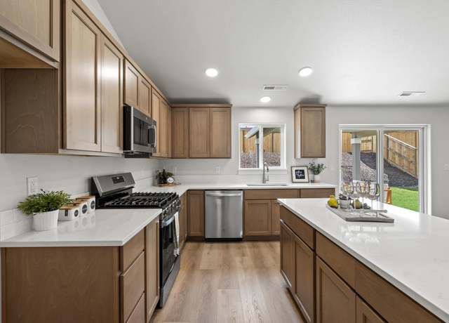 Property at 3018 Sky Lakes Dr, Medford, OR 97504, 3 beds, 2 baths