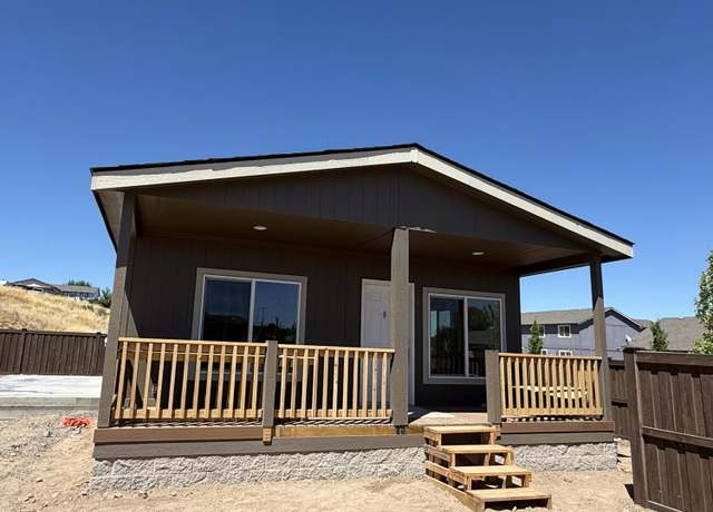 Property at 946 SE 10th St #60, Madras, OR 97741, 3 beds, 2 baths