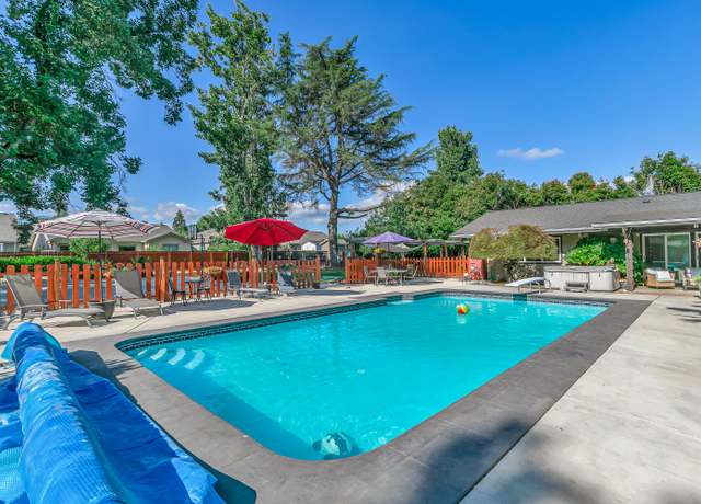 Property at 1420 Kings Hwy, Medford, OR 97501, 4 beds, 3 baths