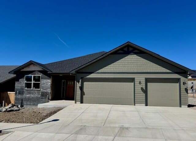 Property at 3317 Tree Top Dr, Medford, OR 97504, 4 beds, 3 baths